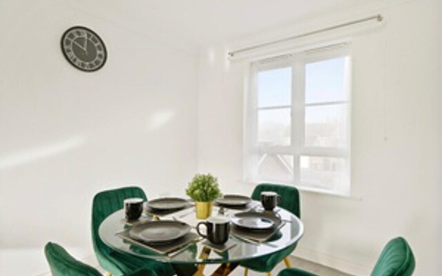 Stylish 2 bed Apt - Free Parking