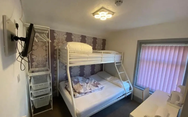 Arnies Hotel