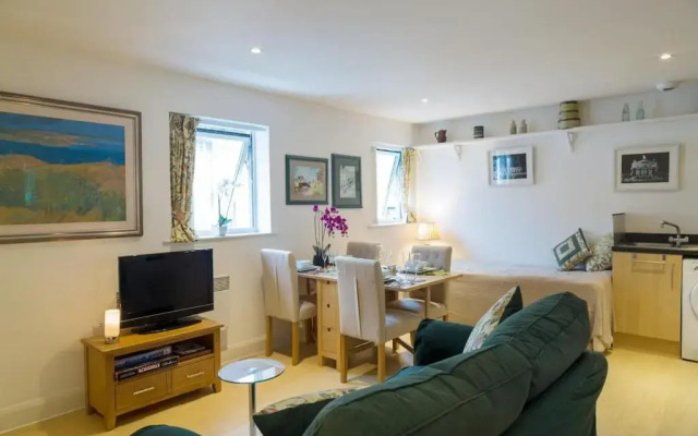 Chic City Centre Studio Moments From Wills Memorial