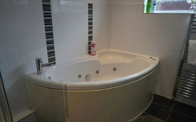 4 Bedroom Home - Sleeps 10 - Free Parking