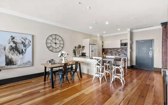 Spacious 2Br In Cbd Pool Gym Parking