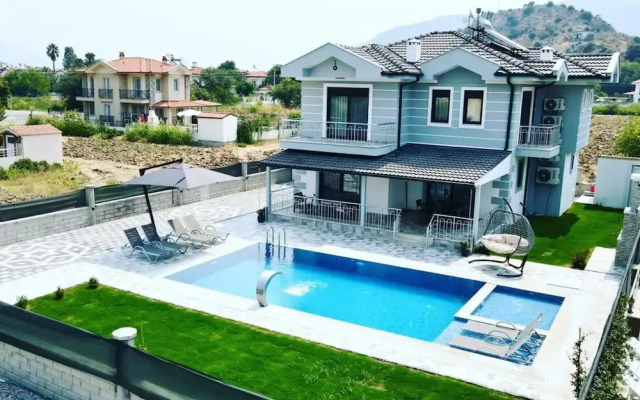 Inviting 4-bed Villa Lina With lux Pool