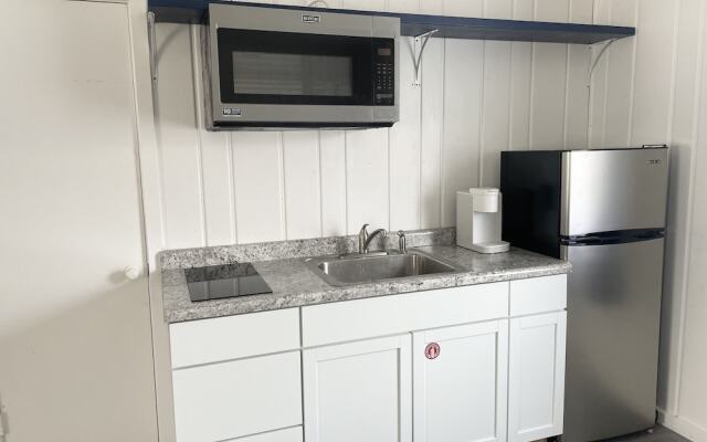 Anchor Bay Inn and Suites