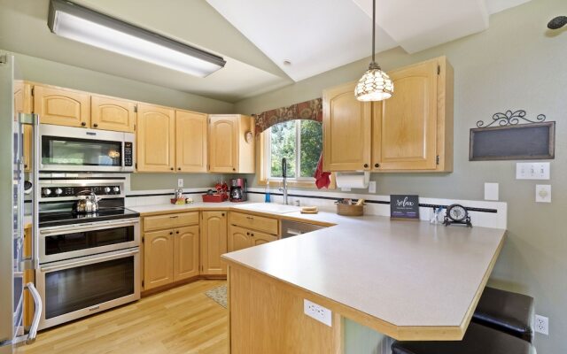 Parkside Gardens | Shady Private Yard W/ Hot Tub!