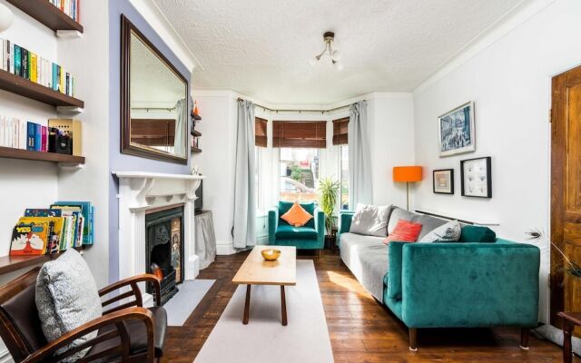 NEW Super 3BD Family Home Stunning London Views