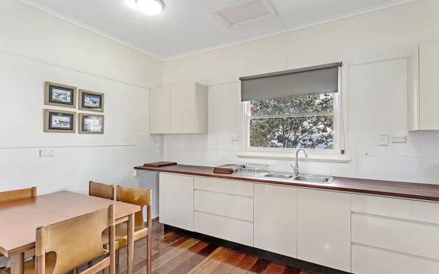 Government Road, 102