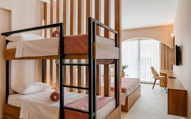 Olivia Palm Hotel