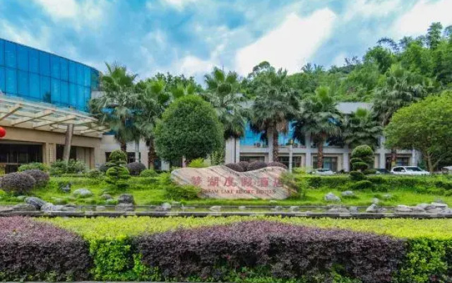 Menghu Holiday Hotel