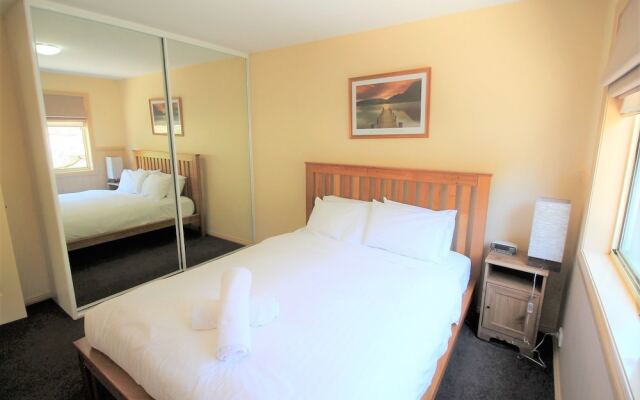 Torino 6 - Lake Jindabyne & Snowy Mountain Views