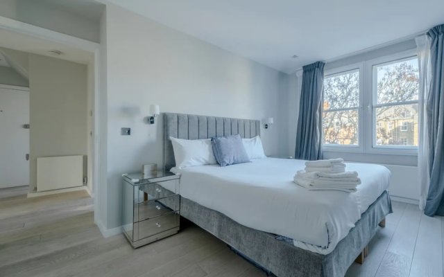 Modern and Luxurious 2 Bedroom Flat - Barons Court