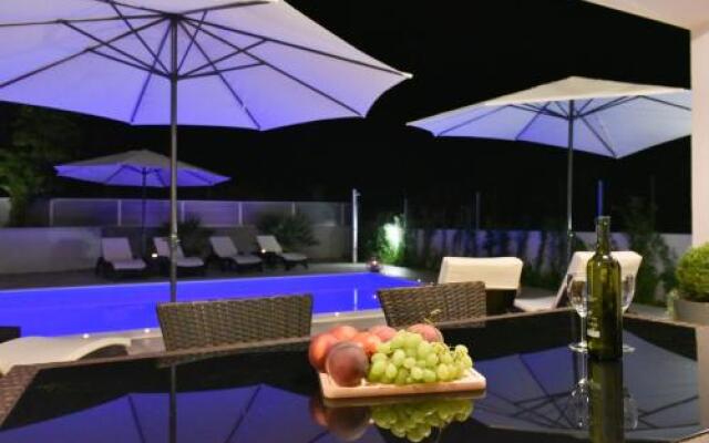 Crowonder Harbor Villa