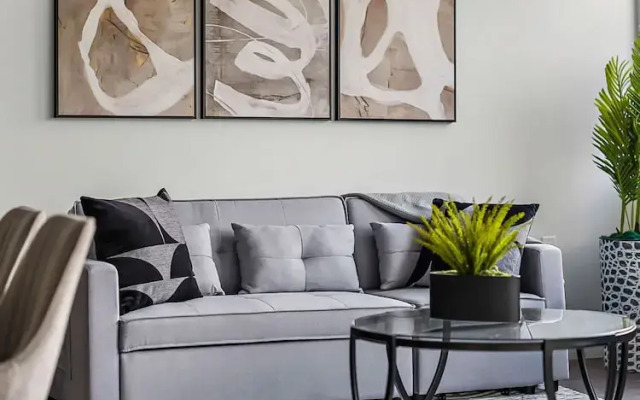 Upstay! New Renos Spacious Apartment Near Soco