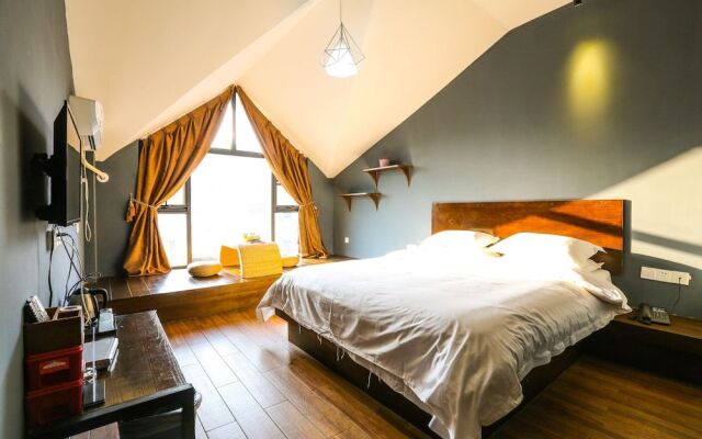 Comma Travel International Youth Hotel