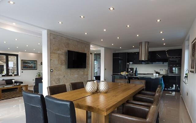 Luxurious Villa in Grizane with Sauna