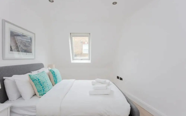 Contemporary 2 Bedroom House in Vibrant Shepherds Bush