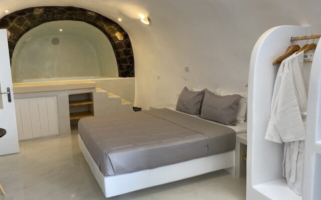 Beautiful 4-bed Cave House Near Fira, Private Pool