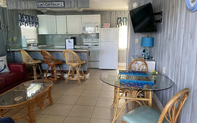 Holiday Court 18 - Holiday