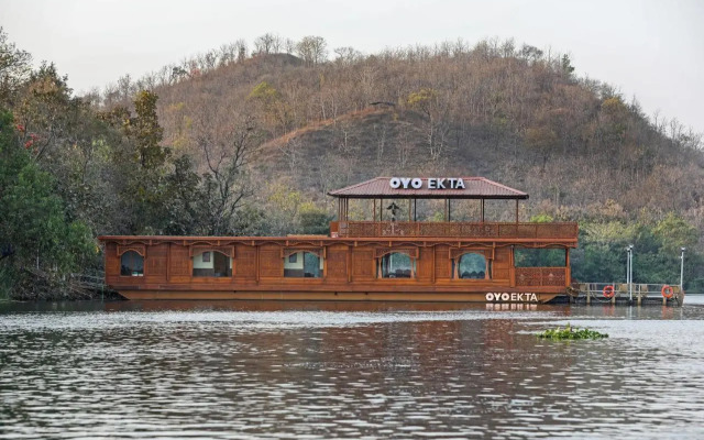 OYO EKTA Houseboat