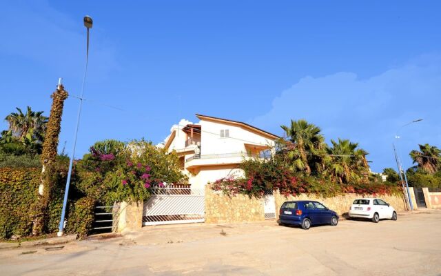 Lush Holiday Home in Sciacca near Golf Course