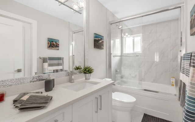 Mountain & Ocean View in Gorgeous Home by Elevate Rooms