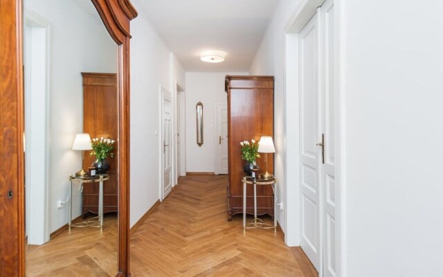 Fantastic Well-decorated 3 Bedrooms Cracovian Home Located in the Old Town