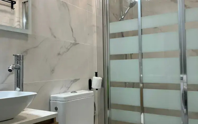 Cozy Apartment up to 6 Persons 3 min to Metro