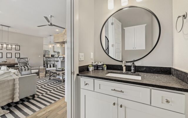 The Dogwood · Luxury Hot Tub· Lake Front Access ·