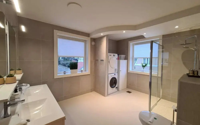 Beautiful, Spacious And Modern, 2-bedroom, Near Center, Free Parking