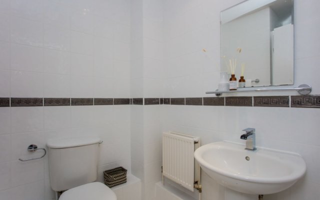 The Sparkford Gardens - Lovely 2BDR with Balcony