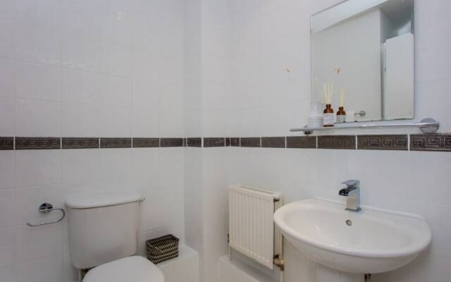 The Sparkford Gardens - Lovely 2bdr With Balcony