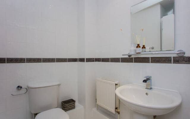 The Sparkford Gardens - Lovely 2BDR with Balcony