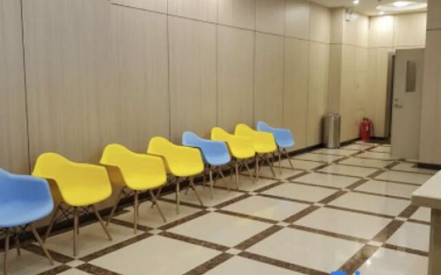 Moon Hotel (Beijing Xinnan Road Miyun Station)