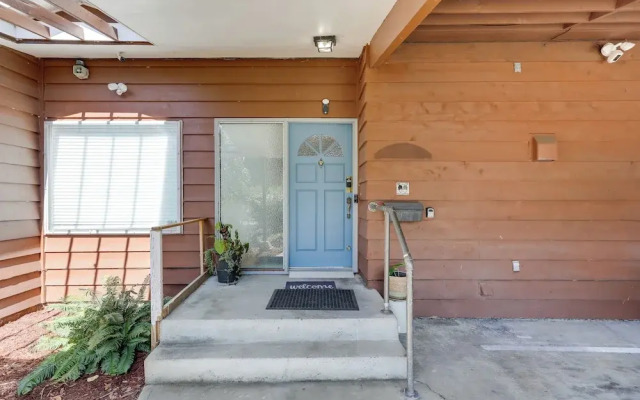 8 Mi to Downtown Seatlle: Pet-friendly Home