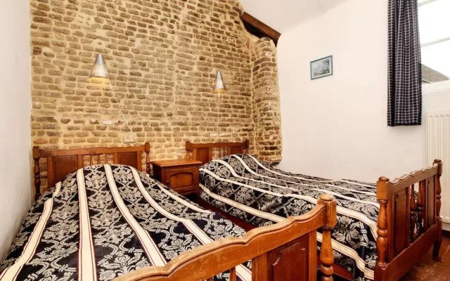 Lovely Holiday Home in Richelle With Barbecue