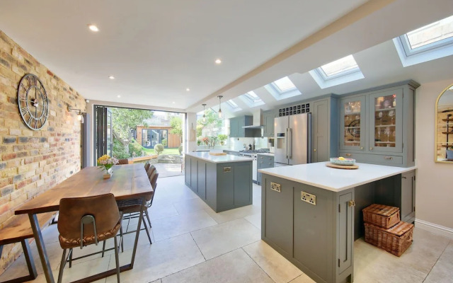 Family 4-bed House & Secluded Garden - Wimbledon