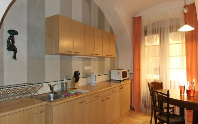 Rustic Ground Floor Apartment in Mala Strana