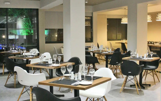 Отель Amphitryon City