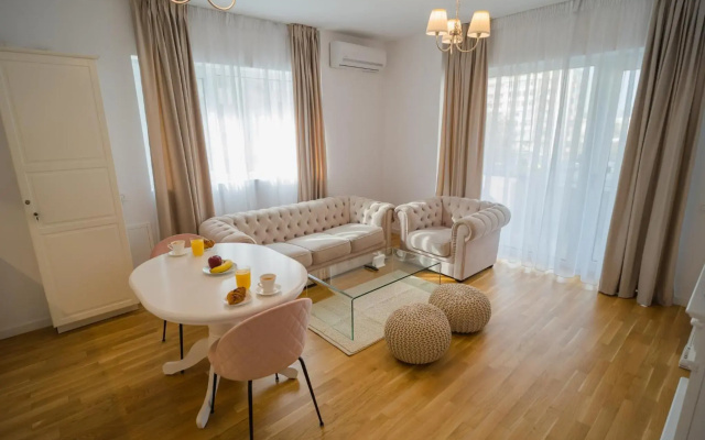 Central 1BR - city view + large balcony + Netflix