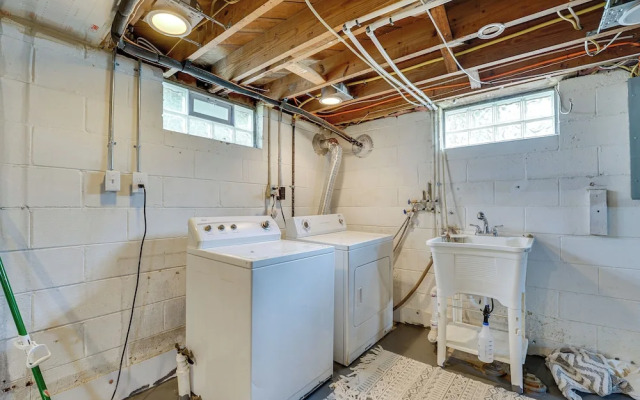 Pet-friendly Southfield House w/ Ping-pong Table!