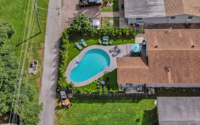 Private Heated Pool & Lovely Home