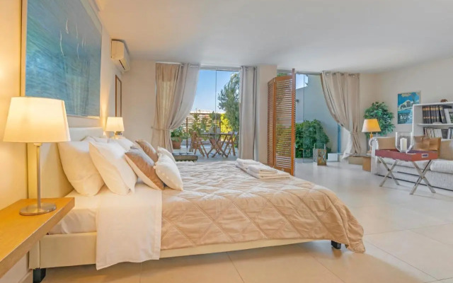 Couple's Getaway , Modern Amenities & Sophisticated Style