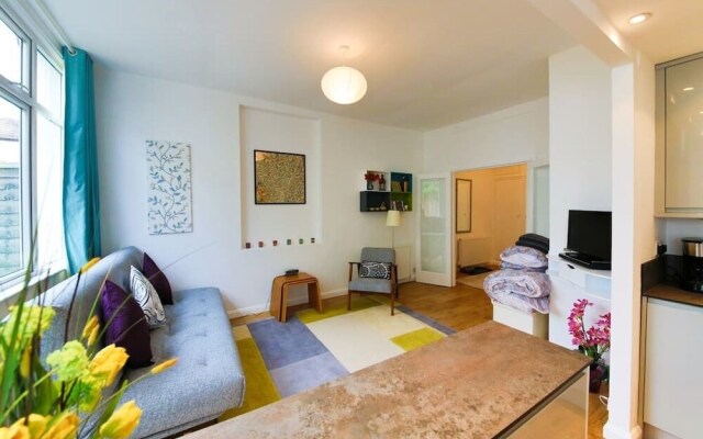 Bright and Spacious 1 Bed Flat With Garden