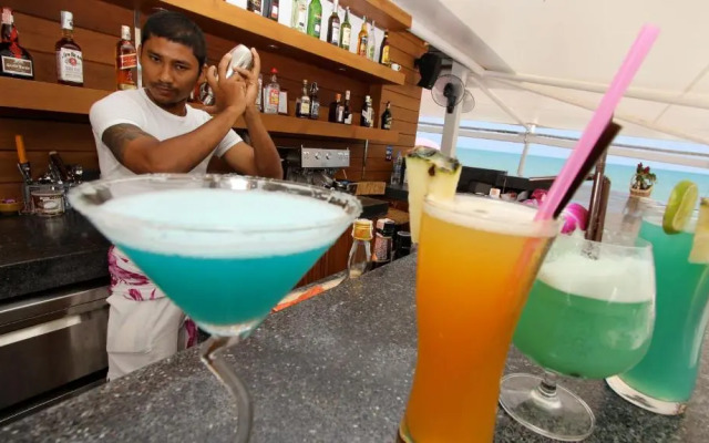 The Dinky Rock, Lounge Beach Club & Spa Hotel
