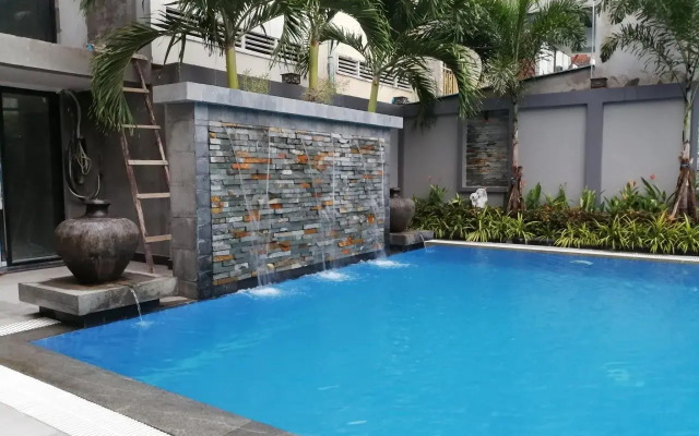 Holiday Hotel