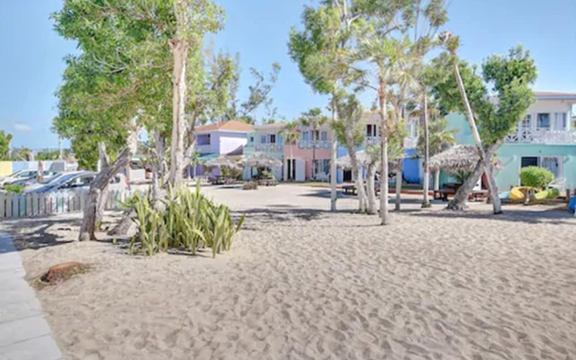 Coral Harbour Beach House And Villas