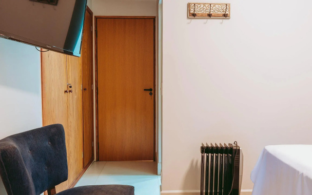 Duplex com lareira e TV Smart em meio à natureza