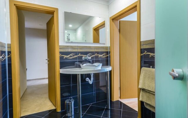 FM Deluxe 1-BDR Apartment with Parking - The M Place