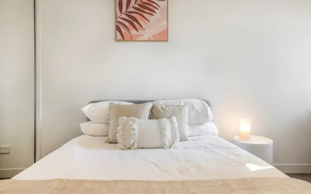 Comfy 2-bed Balcony Unit Near Chapel St