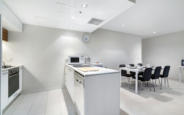 MIRANDA, 1BDR Docklands Apartment