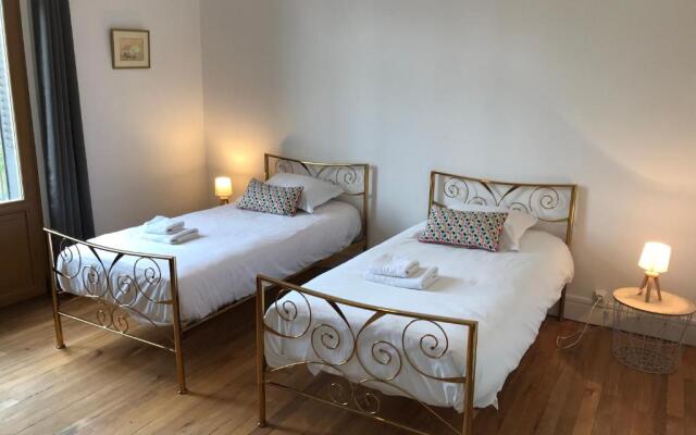 LE CATALPA, centre ville & jardin & parking!